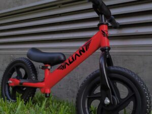 Bicicleta de equilibrio roja aro 12