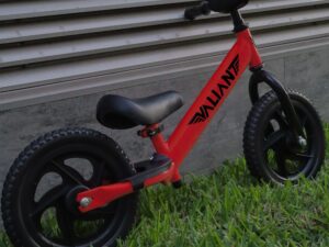 Bicicleta de equilibrio roja aro 12